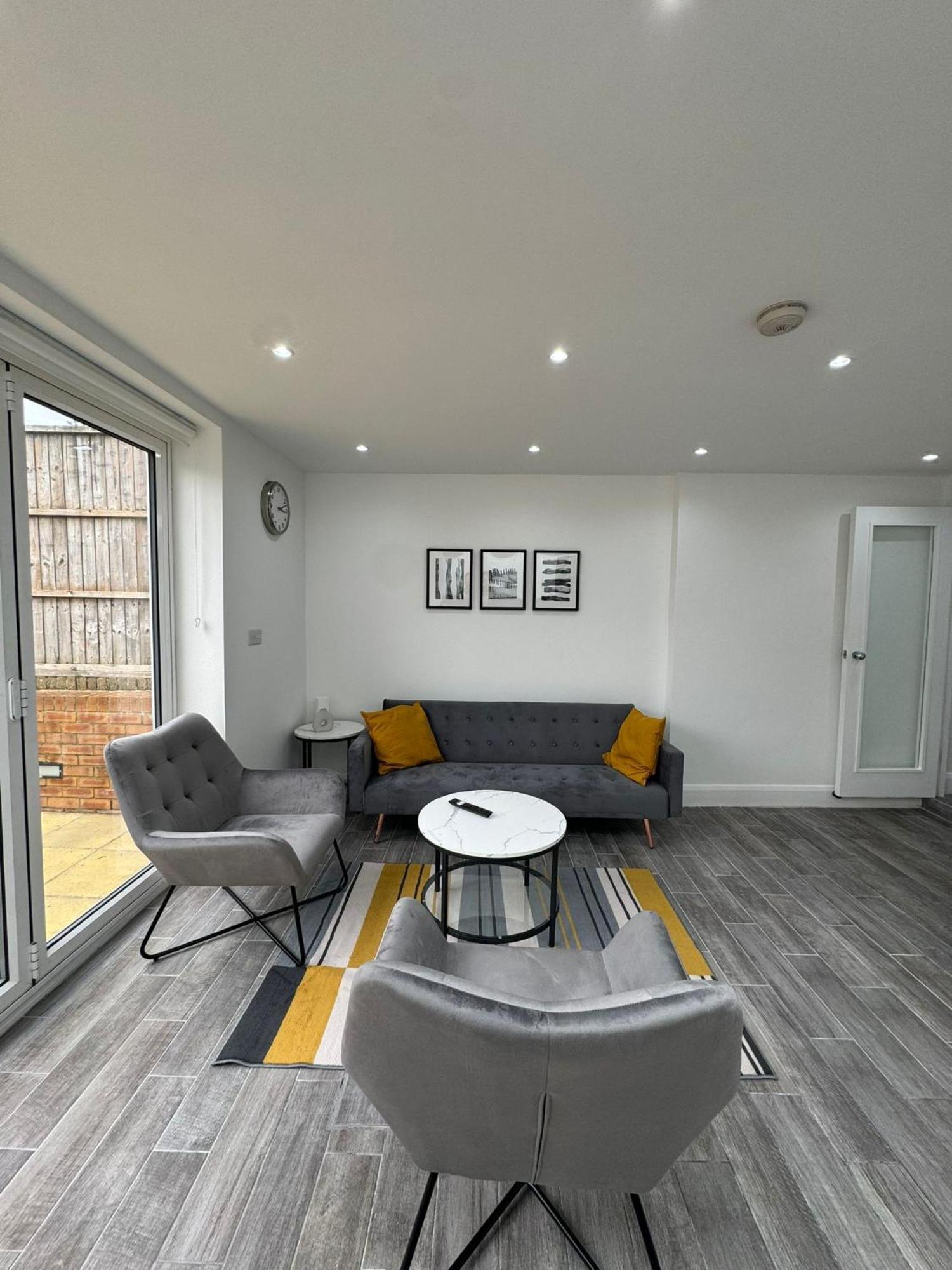2 Double Bedroom Garden Flat In Acton,london Лондон